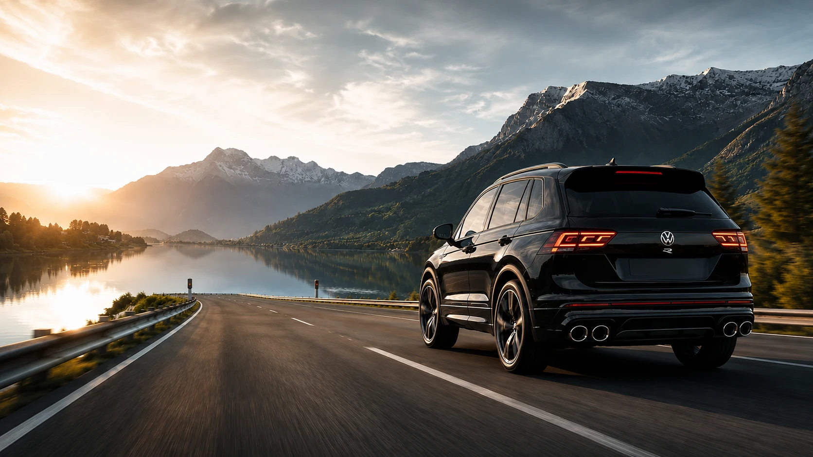 Schwarzer VW Tiguan R auf einer Alpenstrasse bei Sonnenuntergang für direkte Kurierfahrten