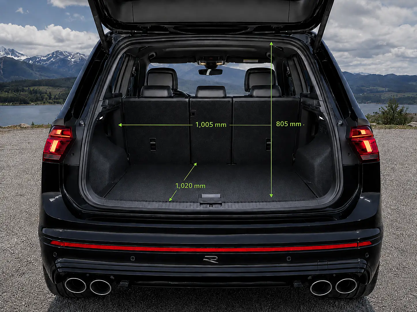 Geöffneter Kofferraum eines schwarzen VW Tiguan R mit markierten Laderaum-Massen